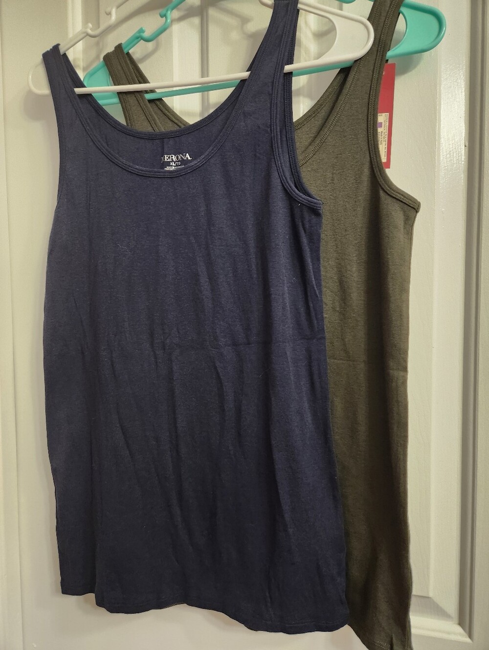 Lot Of 2Merona women's scoop neck tank tops in navy blue and olive green